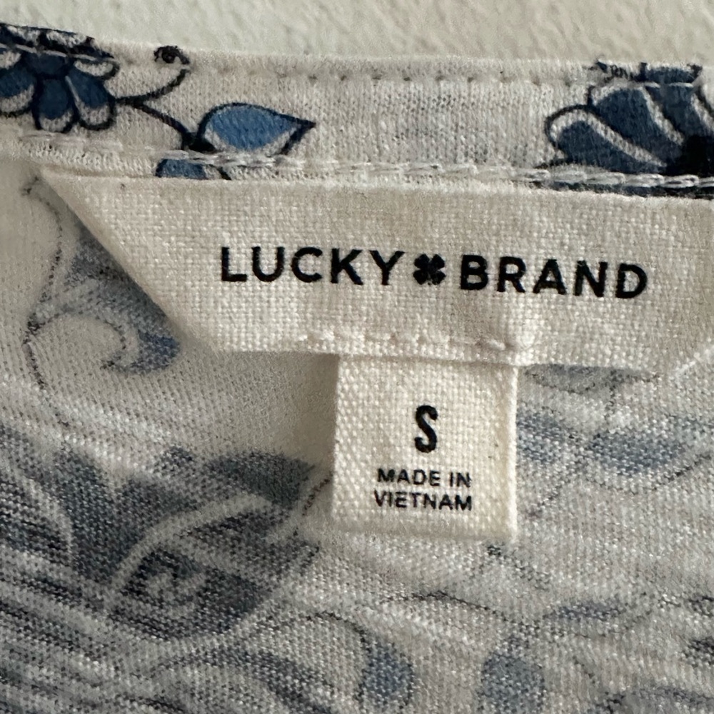 Lucky Brand NWOT cap sleeve top with ruffle details white/blue print size S - Picture 3 of 10